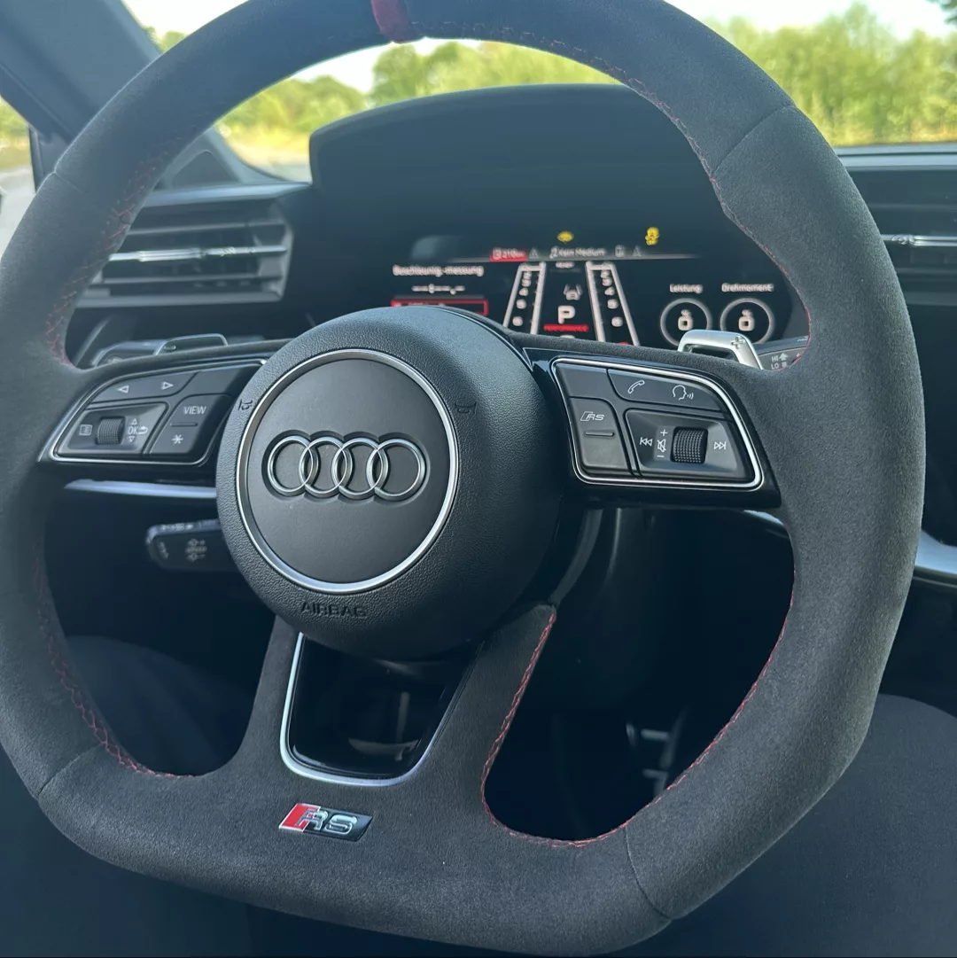 Audi RS3 Limousine Innenraum mit Sportlenkrad mieten