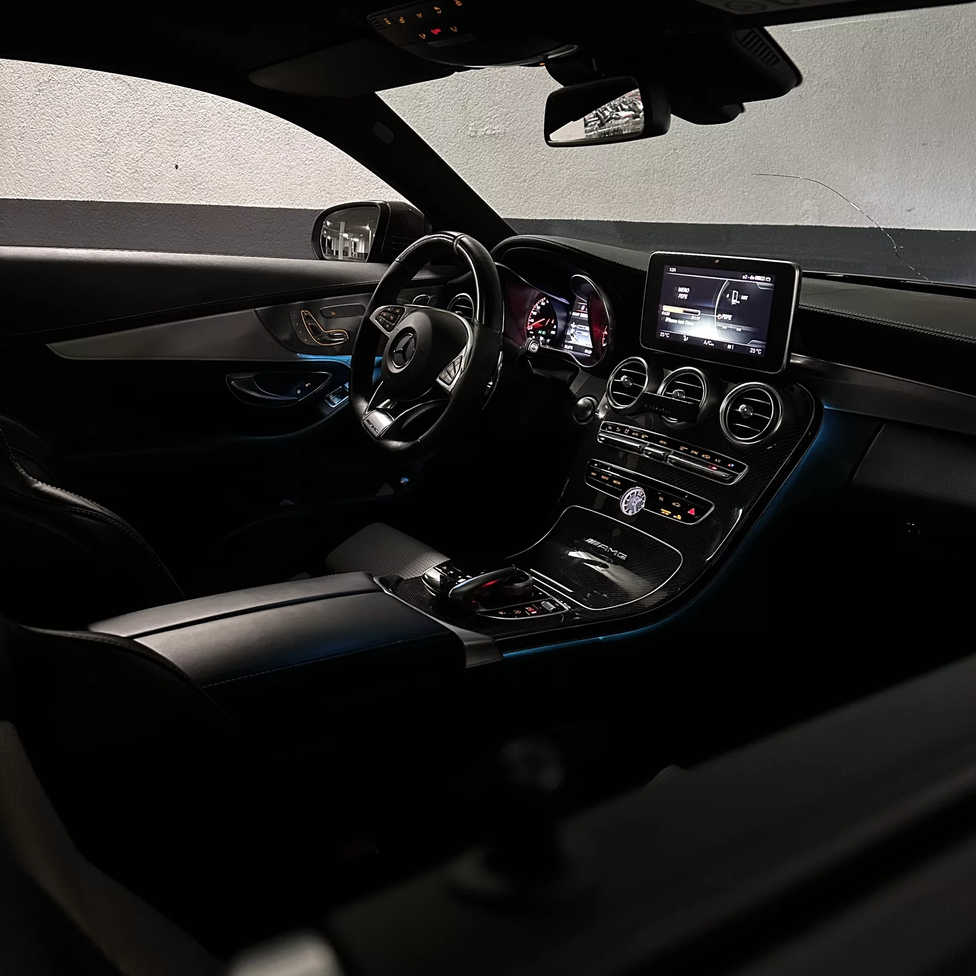 Mercedes C63s AMG Innenraum mit moderner Ausstattung mieten.