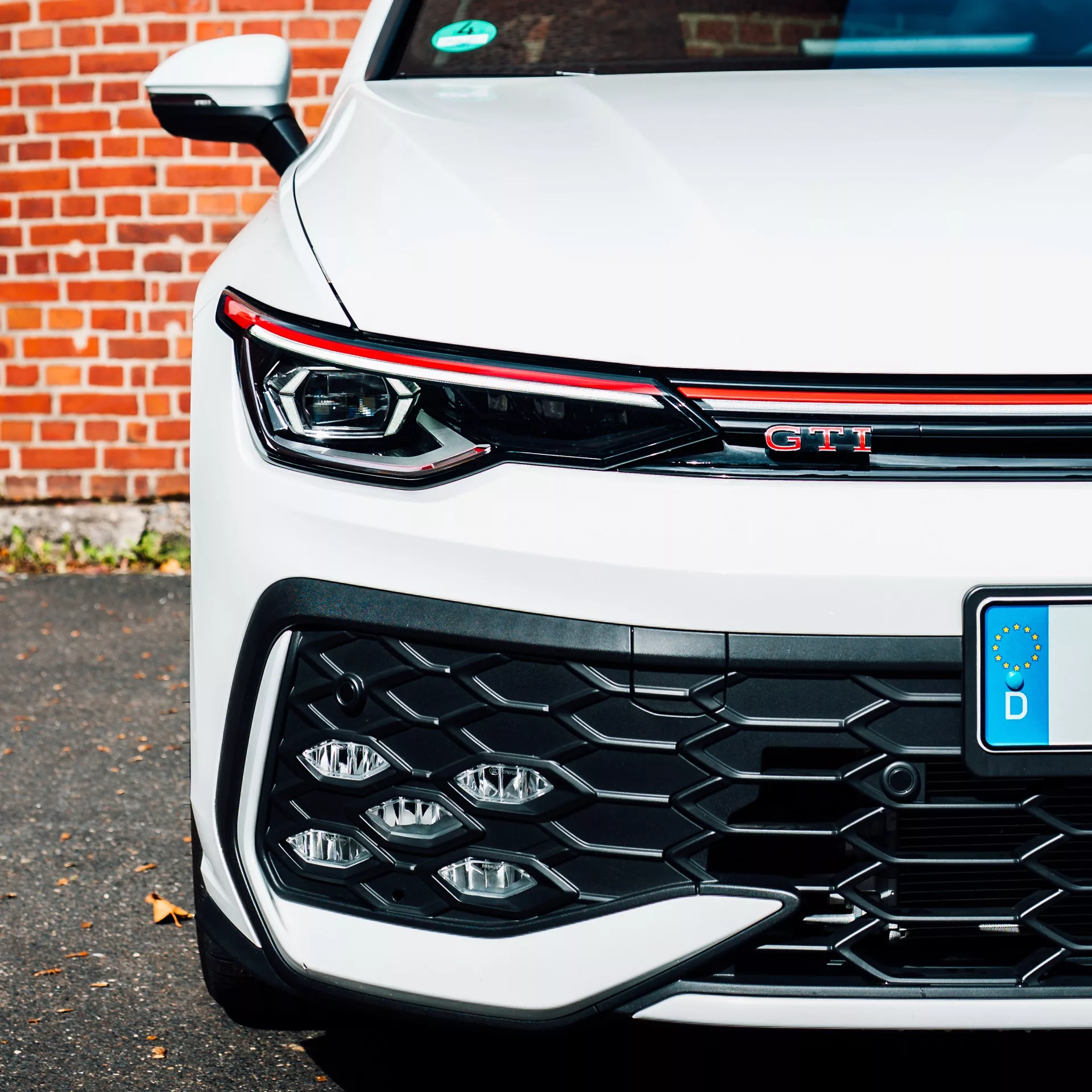 Golf 8 GTI Facelift in Weiß mieten - Frontansicht mit modernen Scheinwerfern