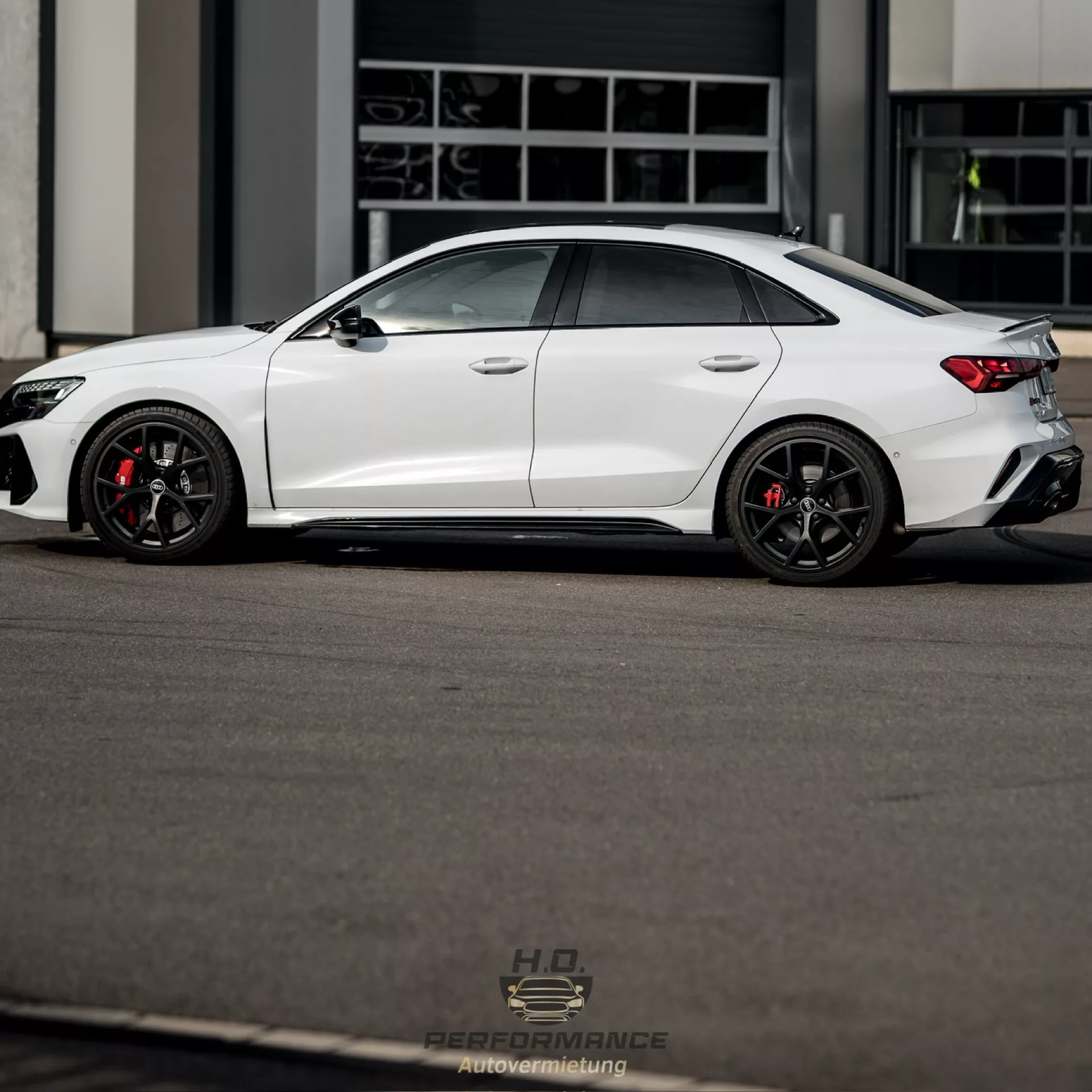 Audi RS3 Facelift 2025 in Weiß von der Seite mieten.