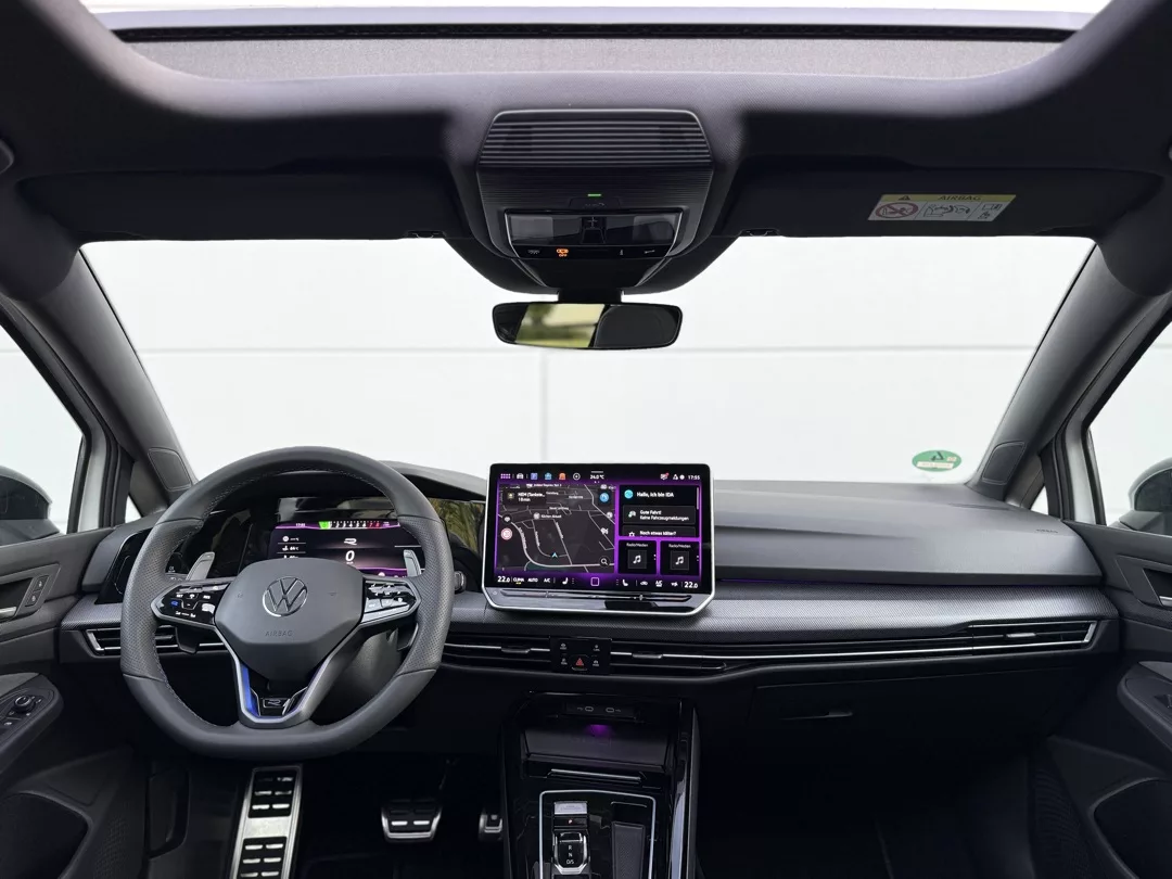 Golf 8 R Akrapovic Black Edition Innenraum mit Touch-Display mieten