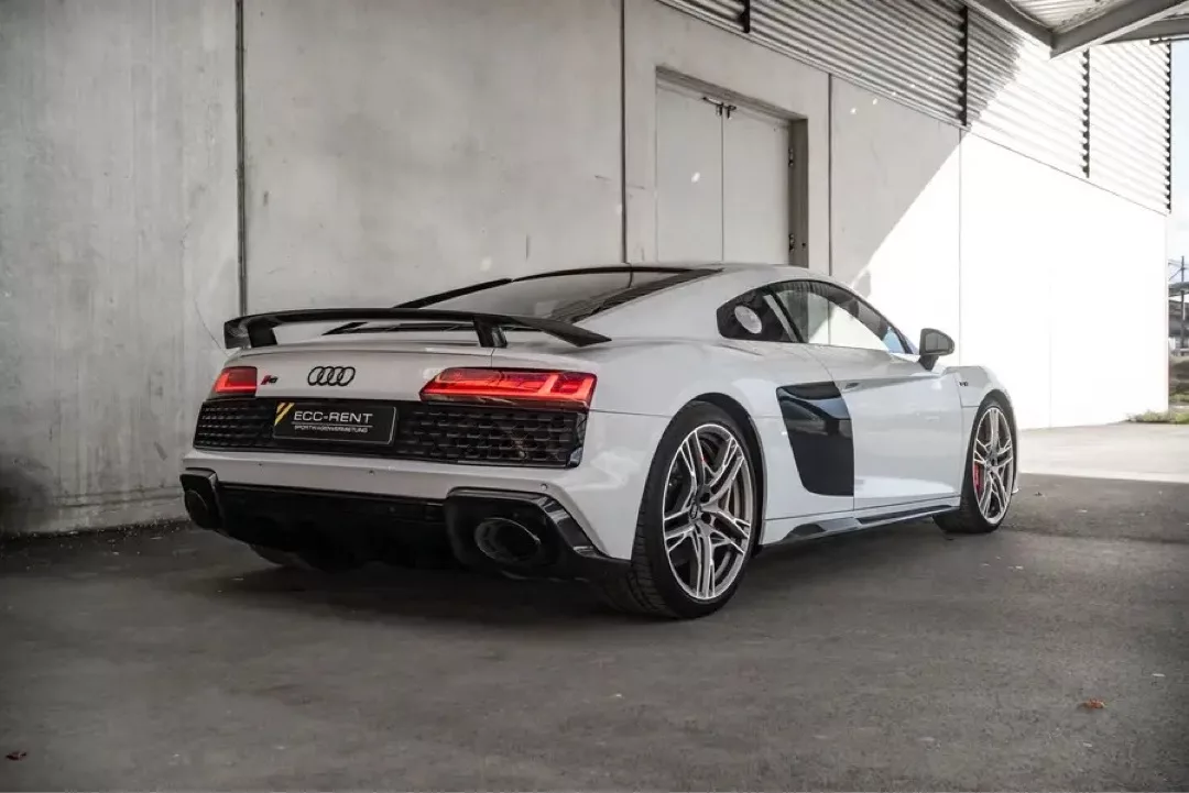 Sportlicher Audi R8 V10 Performance Coupé in einer Garagenumgebung seitlich fotografiert.
