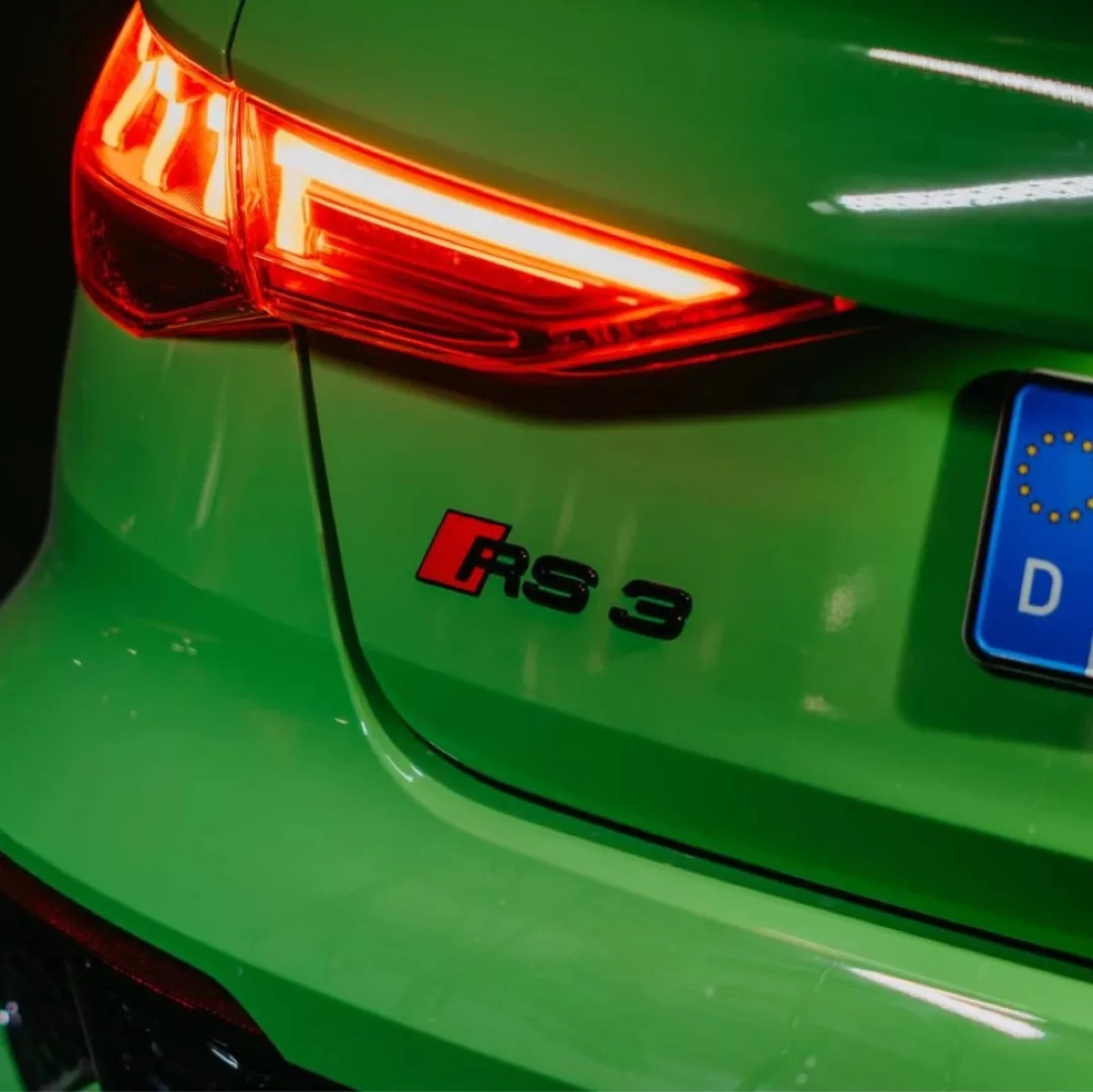 AUDI RS3 in Grün, Heckansicht mit Rücklicht mieten.