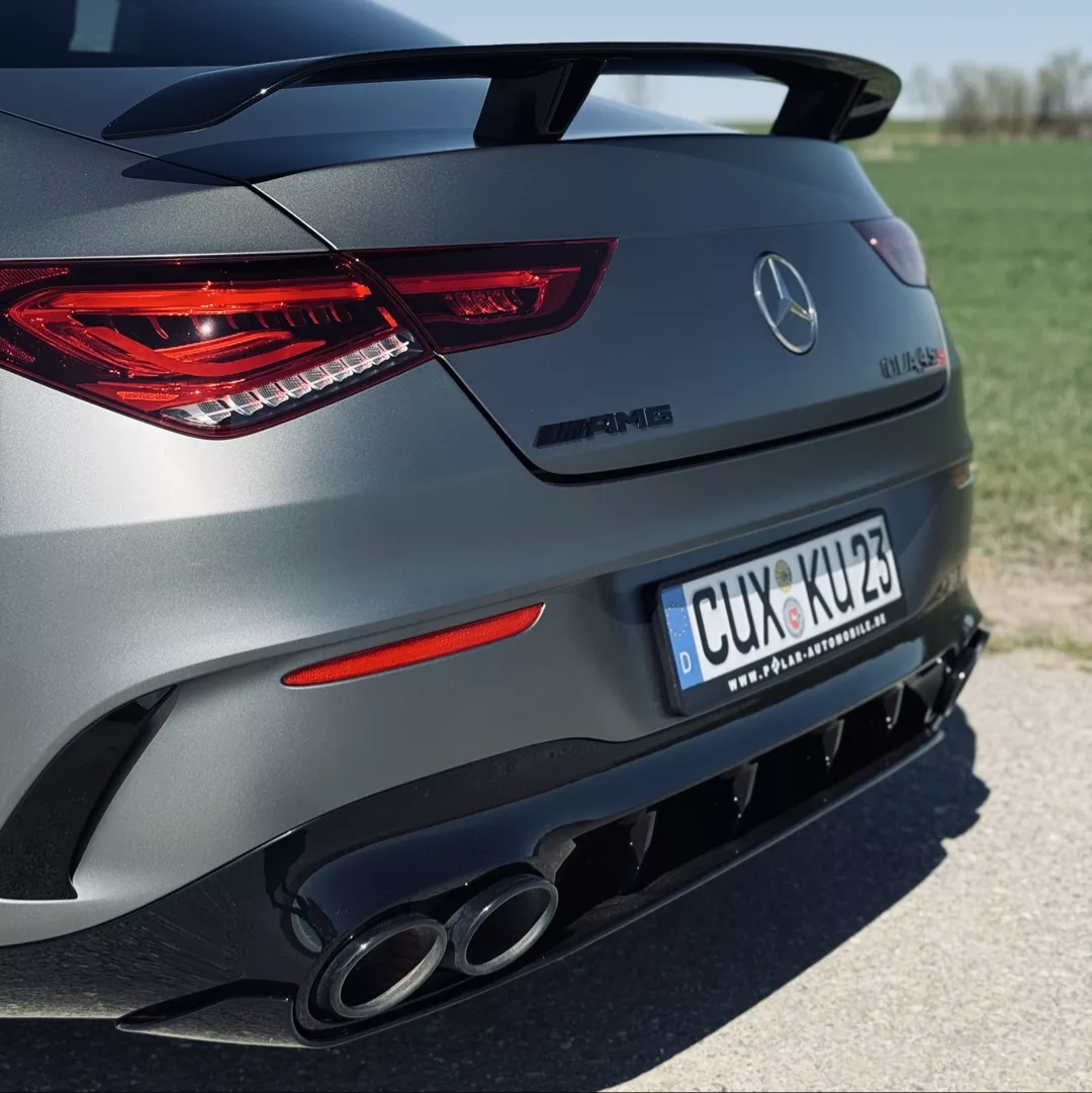 Mercedes CLA45 S AMG 4Matic+ in Grau, Heckansicht, Spoiler, mieten.