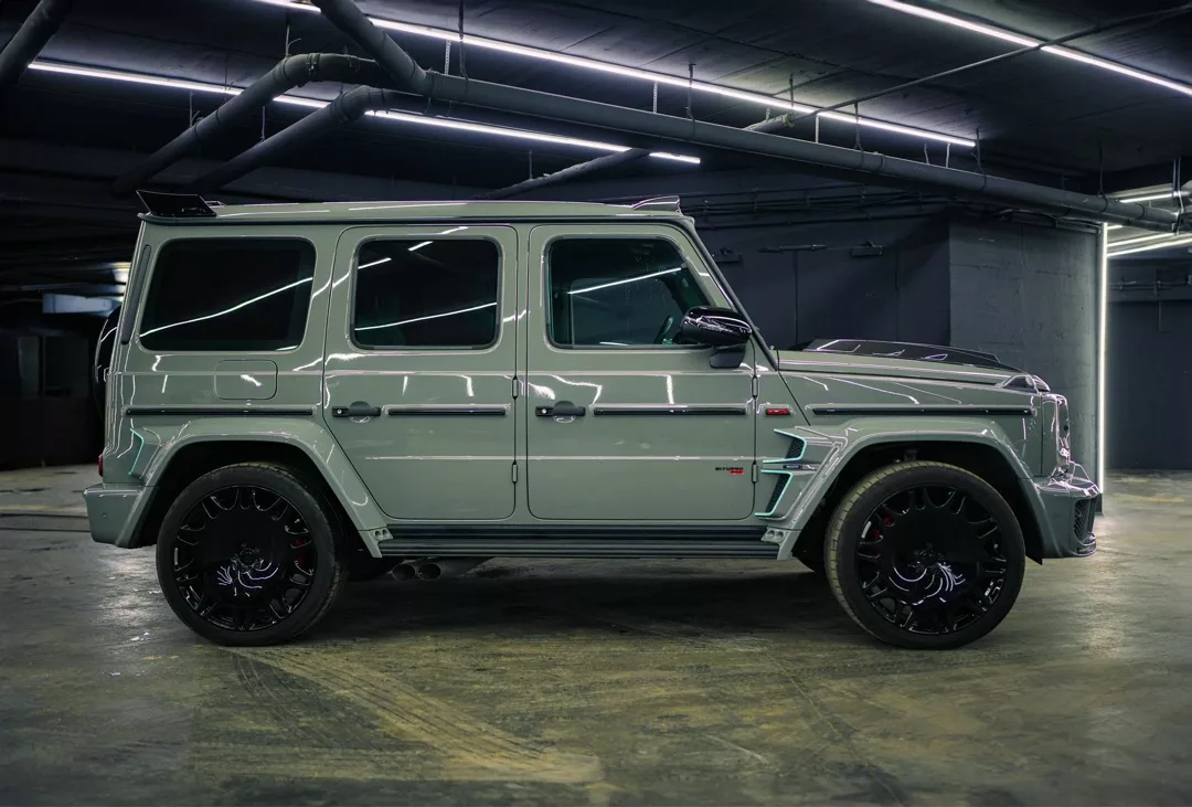 Brabus G800 SUV G-Klasse G 63 seitliche Ansicht in Grau mieten