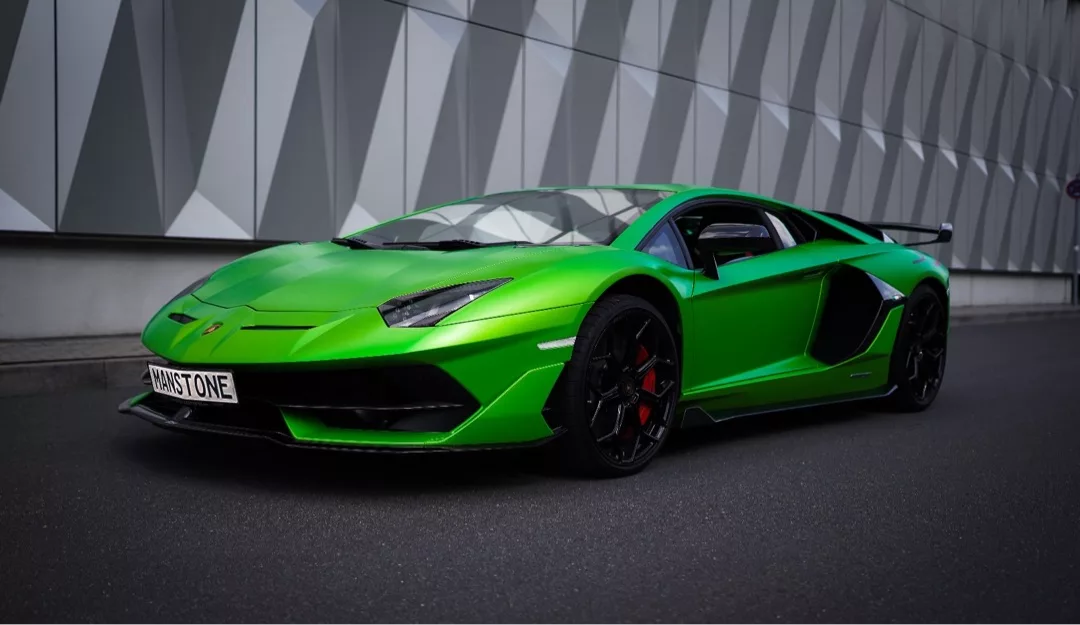 Lamborghini Aventador SVJ Coupé in Grün mieten - Frontansicht