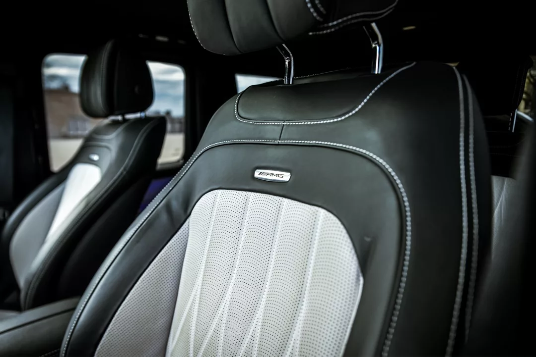 Mercedes-Benz G63 AMG 2024 Innenraum mit Ledersitzen mieten.