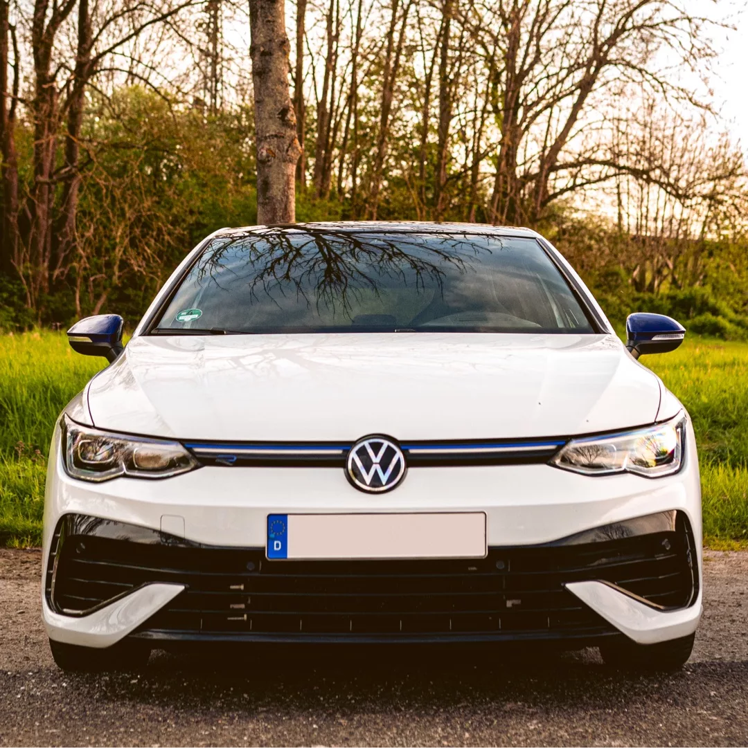 VW Golf 8R in Weiß frontal vor Bäumen mieten