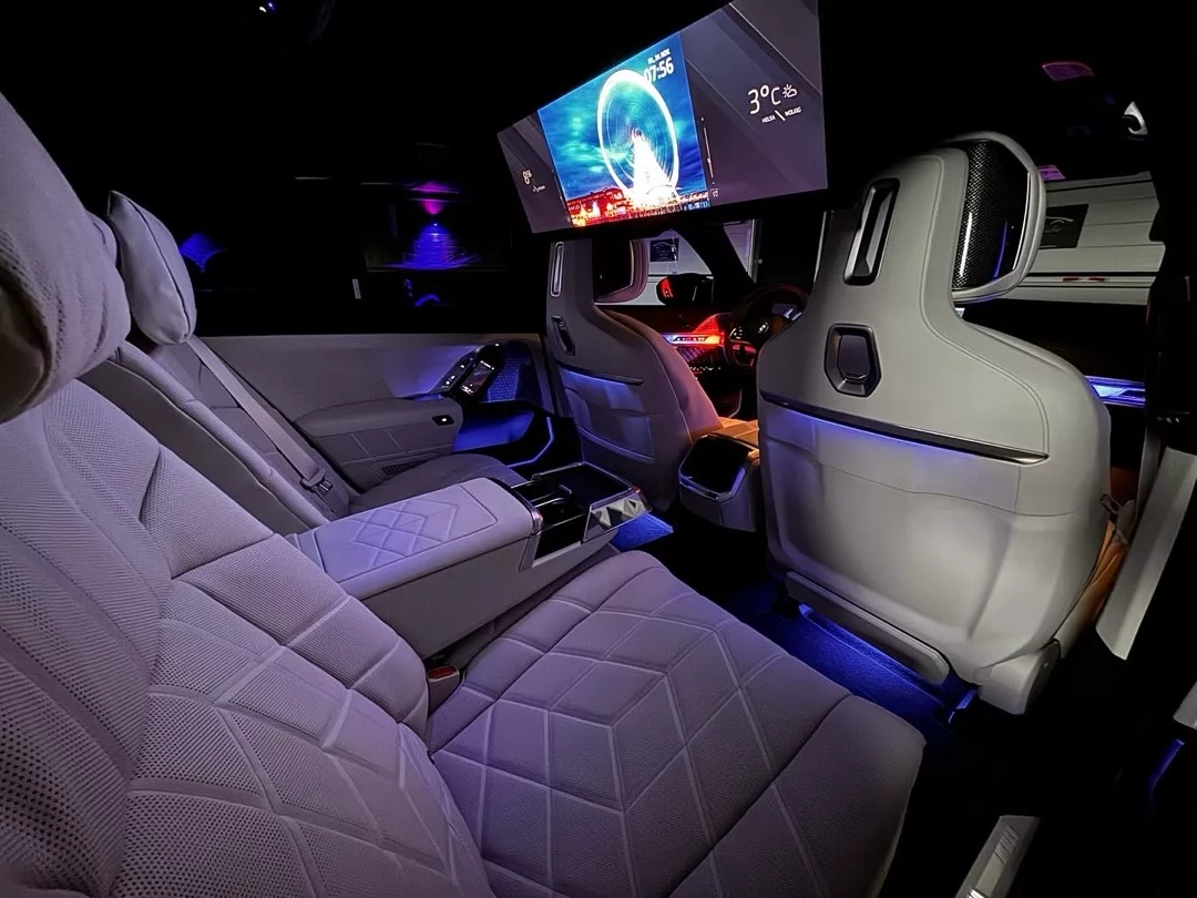BMW M760e Innenraum mit luxuriösen Sitzen mieten
