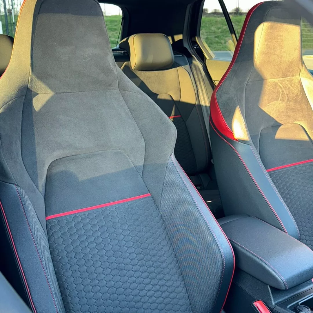 Golf 8 GTI Clubsport Innenraum mit Sportsitzen mieten