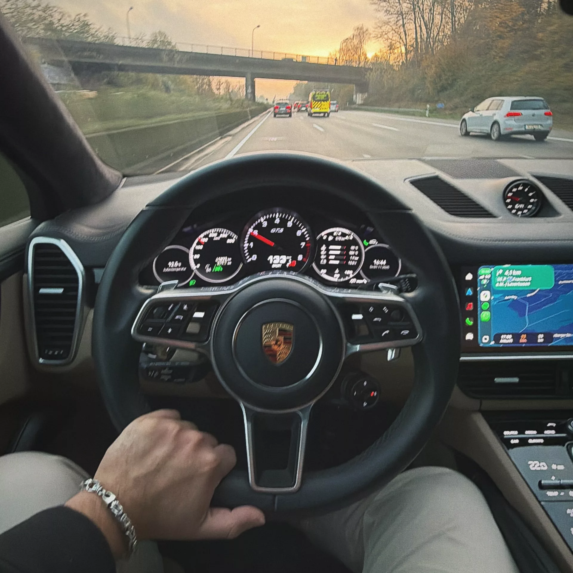Porsche Cayenne GTS Coupe V8 Biturbo Cockpit-Ansicht mit Armaturen, Innenraum mieten.