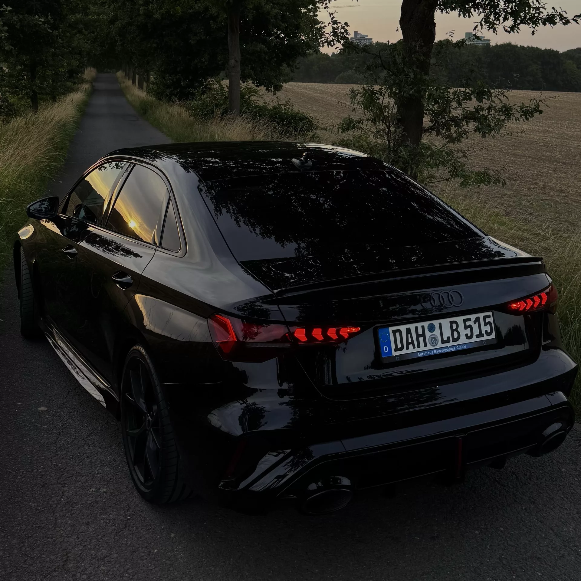 Audi RS3 Limousine in Schwarz von hinten mieten