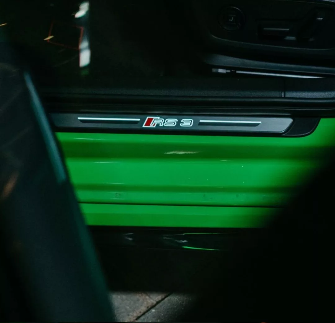 AUDI RS3 in Grün, Detailansicht Türschwelle mieten.