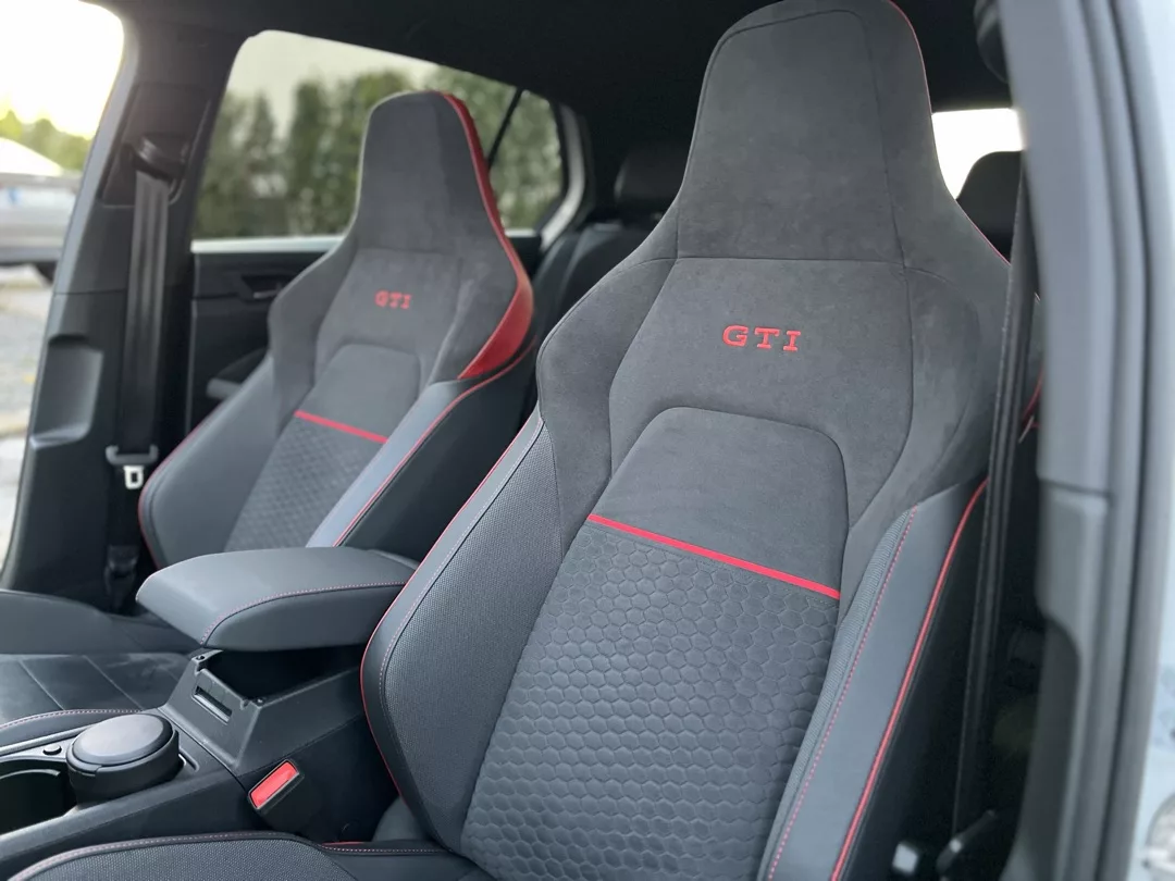 Volkswagen Golf GTI Clubsport Innenraum mit Sportsitzen mieten
