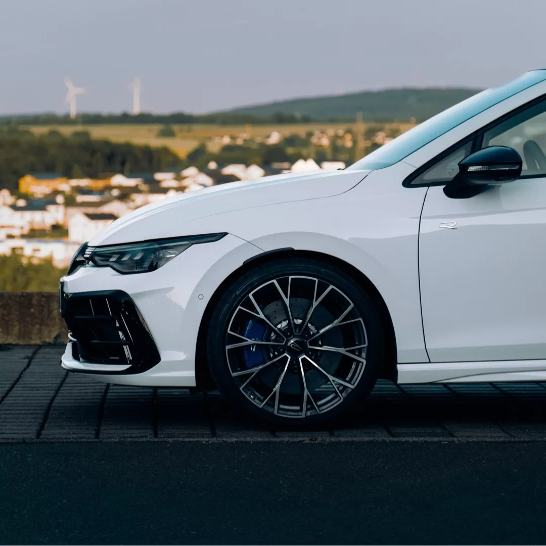 VW Golf 8R Performance in Weiß Seitenansicht mieten.