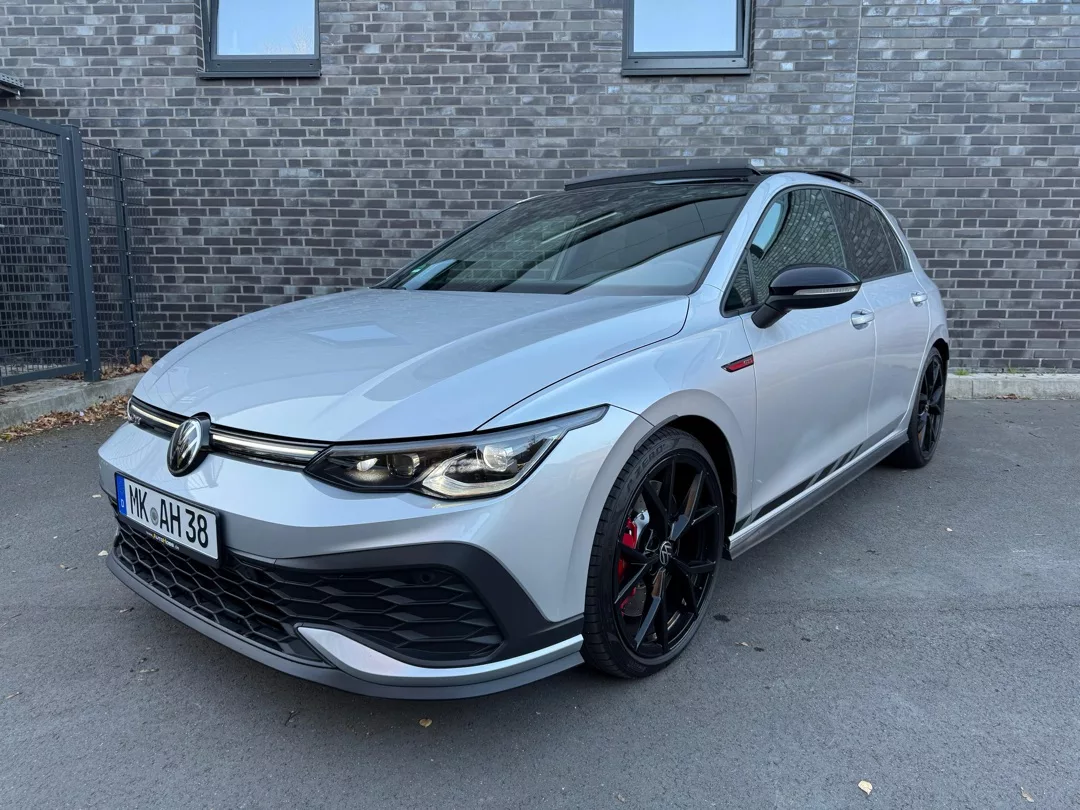 VW Golf 8 GTI Clubsport in Silber, Vorderansicht, mieten