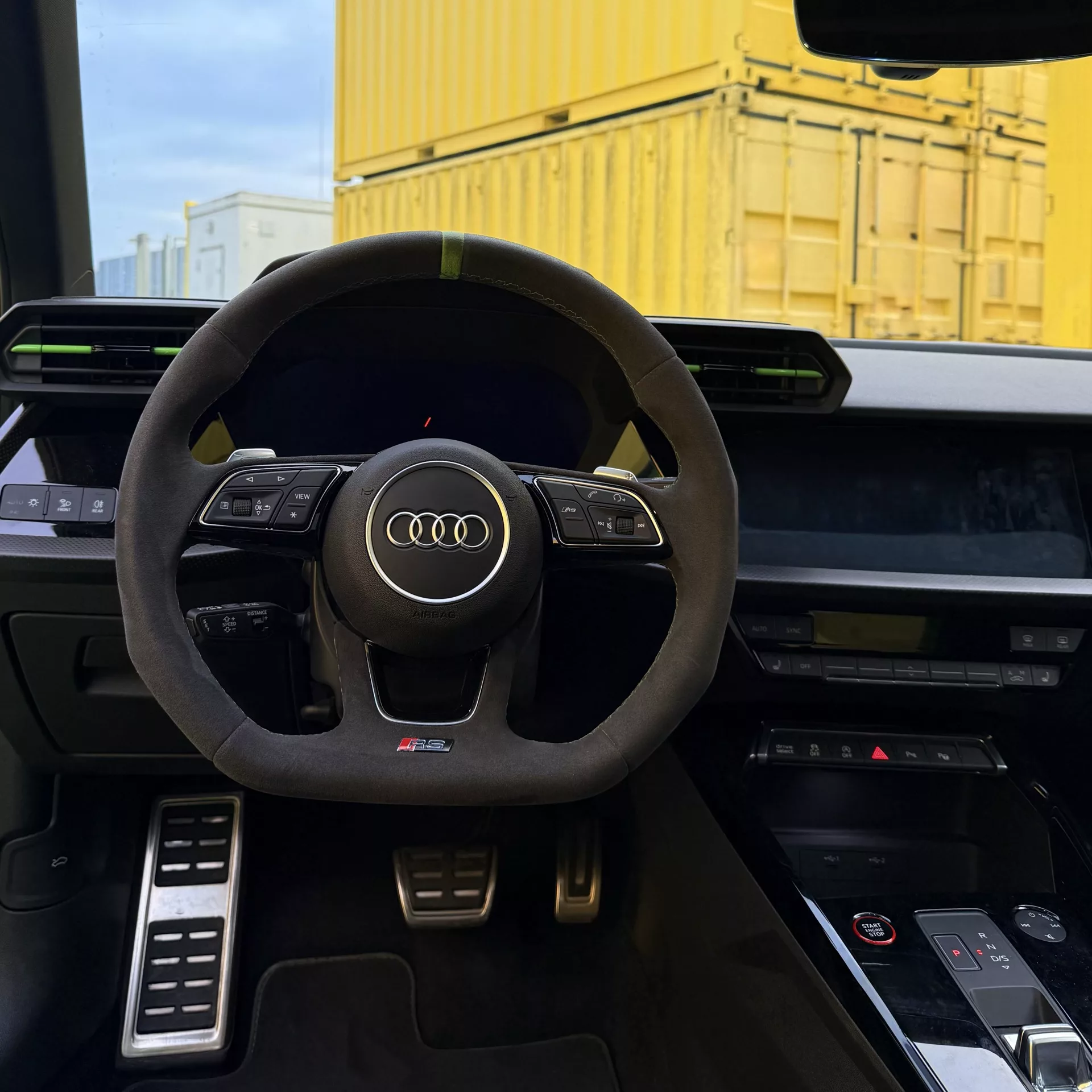 Audi RS3 Cockpit mit Lenkrad und Pedalen mieten.