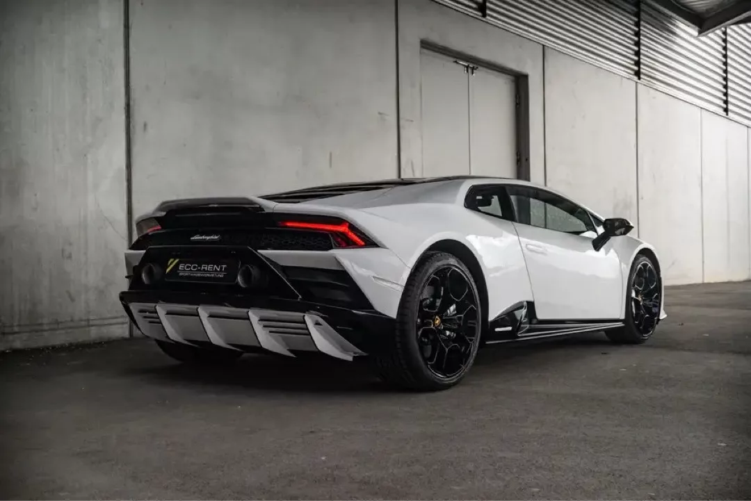 Weißer Lamborghini Huracán EVO in einer modernen Garage von hinten.