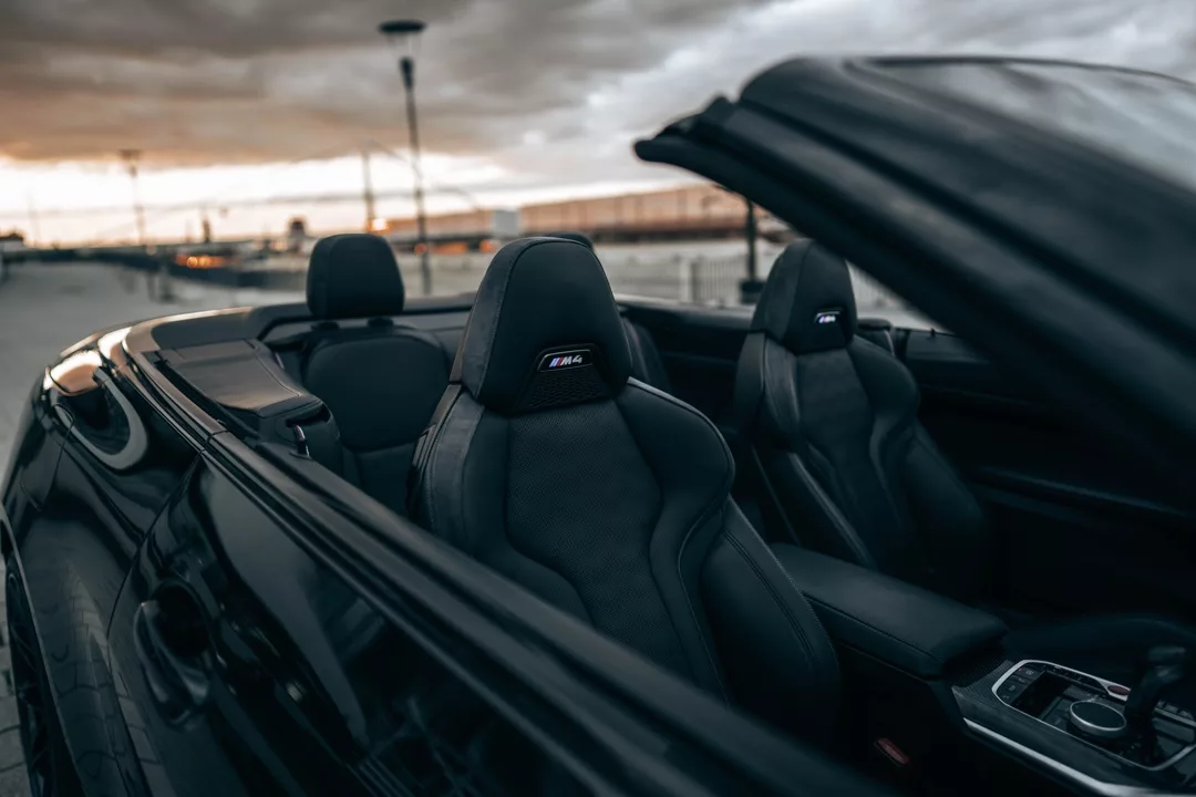 BMW M4 Competition Cabrio in Schwarz, Innenraum mit Ledersitzen mieten