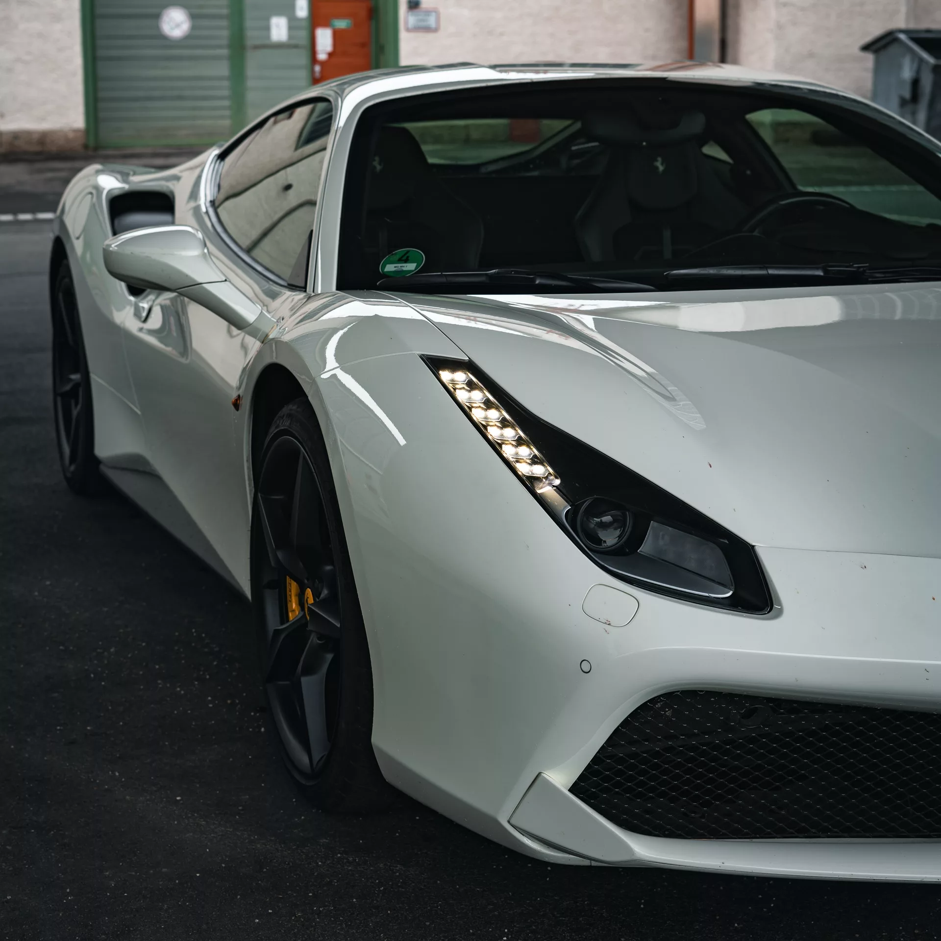 Ferrari 488 GTB in Weiß, Frontansicht mieten.
