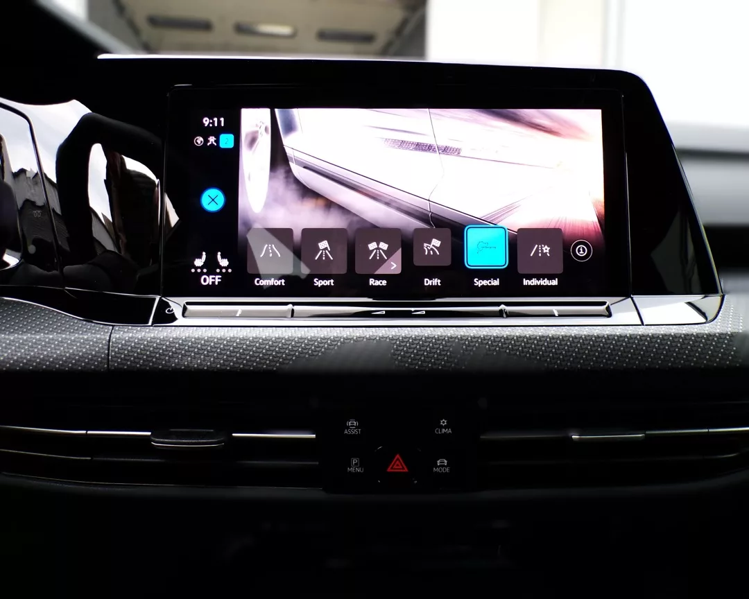 VW Golf 8 R Infotainment-System mit Fahrmodi-Optionen mieten