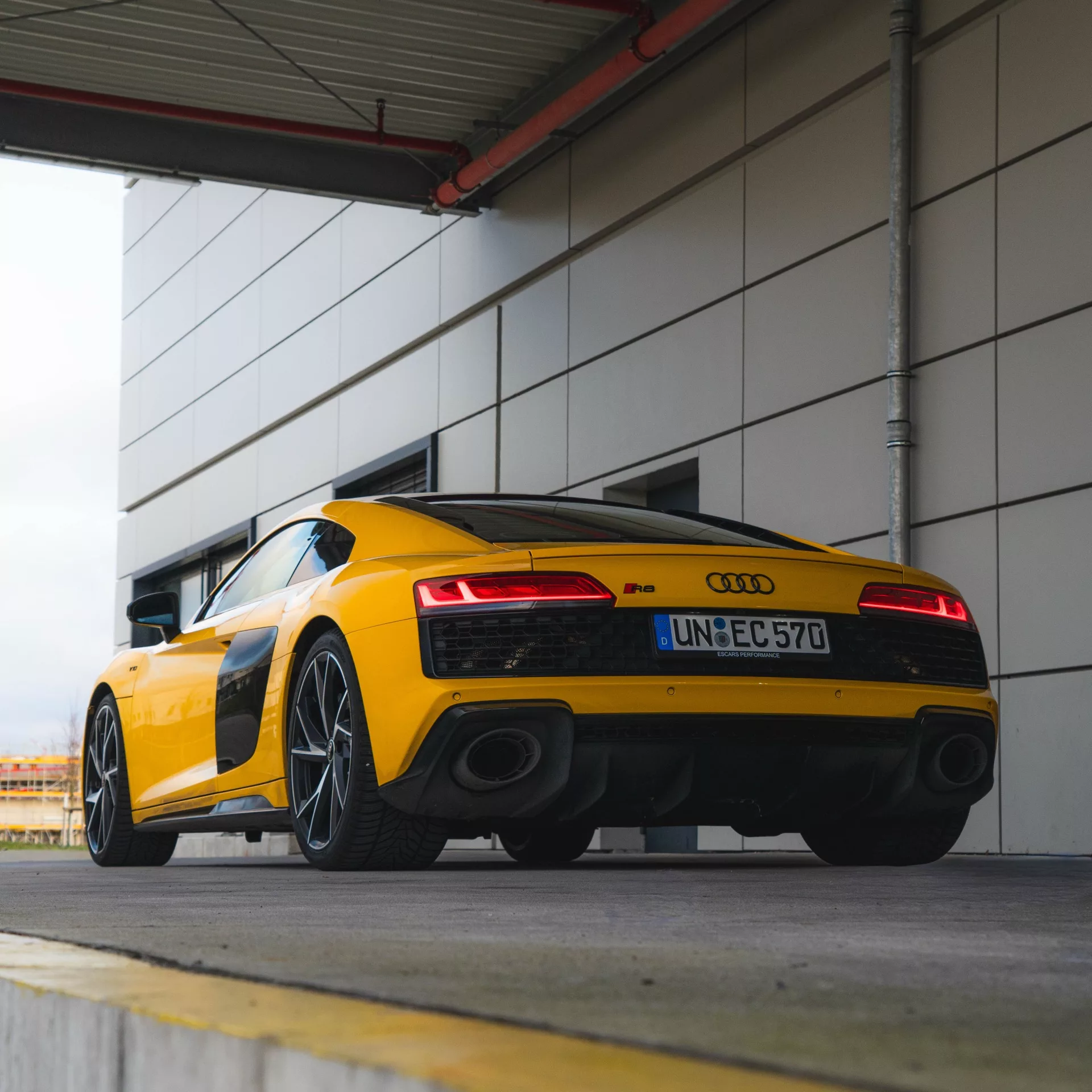 Audi R8 V10 in Gelb Heckansicht mieten