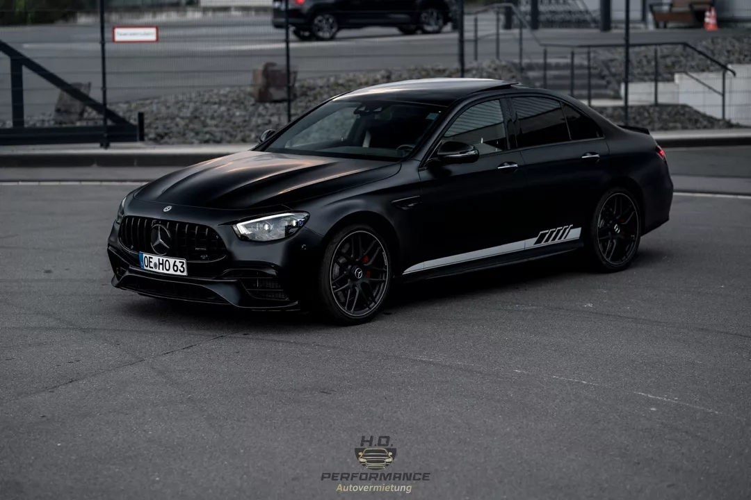 Mercedes E63S Facelift in Schwarz von vorn rechts mieten