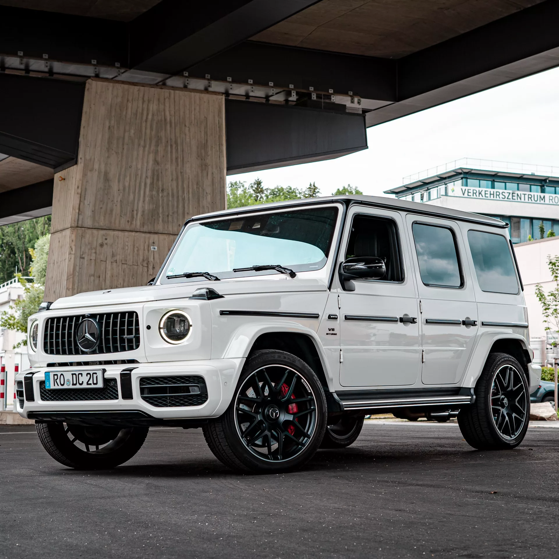 Mercedes G63 AMG in Weiß unter Brücke mieten.