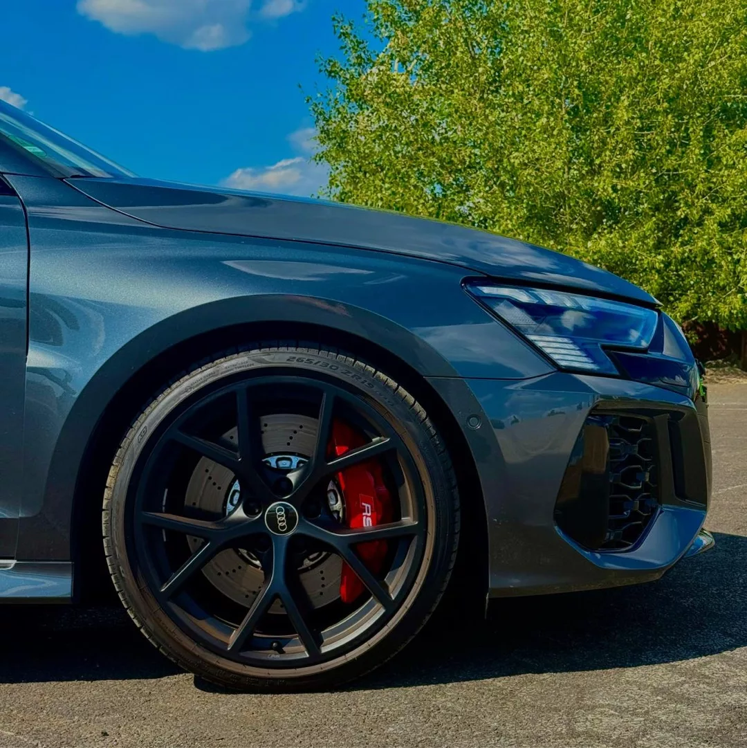 Audi RS3 Limousine in Grau, Detailansicht der Felge mieten.