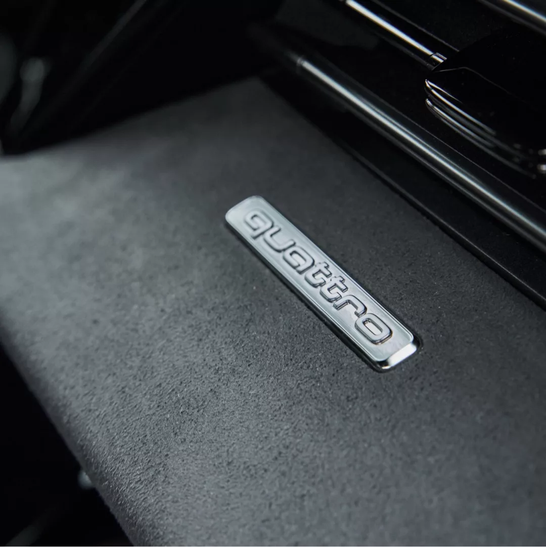 Audi RS3 Limousine Innenraum mit Quattro-Emblem mieten