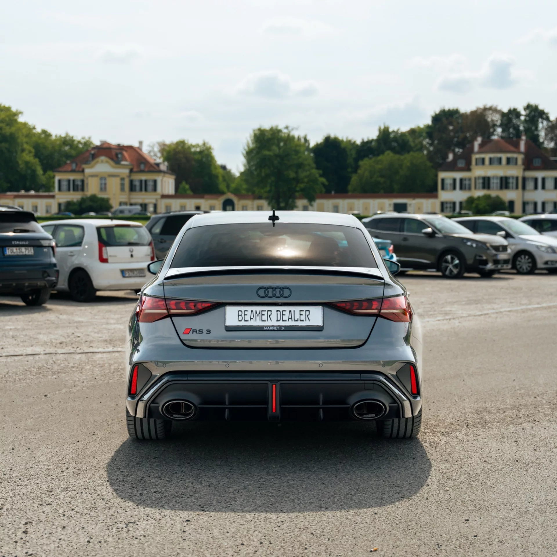Audi RS3 Facelift in Grau von hinten mieten