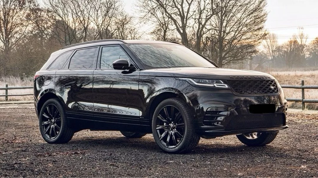 Range Rover Velar Black R-Dynamic in Schwarz von der Seite mieten
