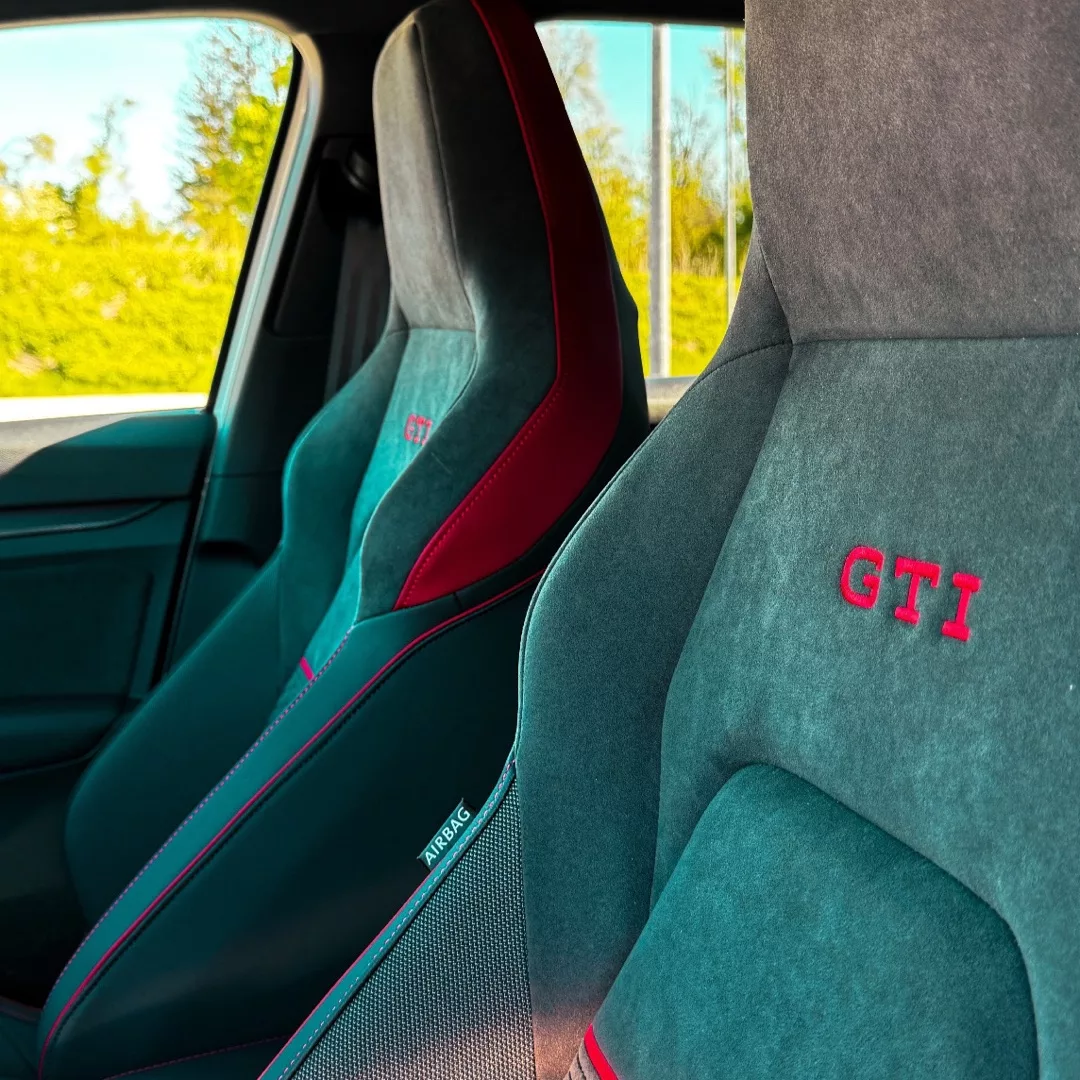 VW Golf GTI Clubsport Akrapovic Innenraum mit GTI-Sportsitzen mieten