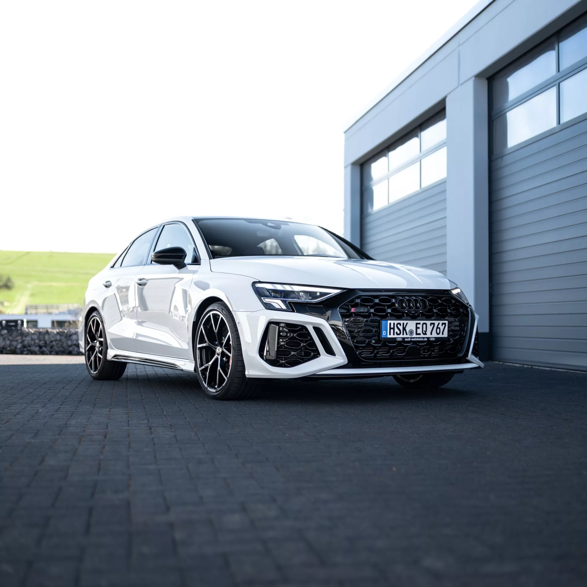 AUDI RS3 Limousine Black & White Edition in Weiß, Frontansicht mieten.
