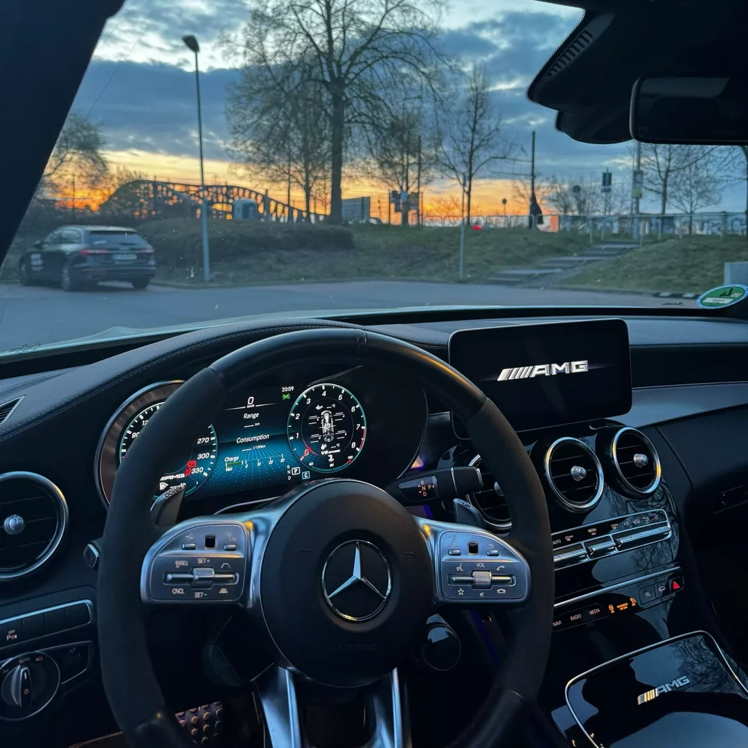 Mercedes Benz C63 s AMG Cockpit mit sportlichen Details mieten.