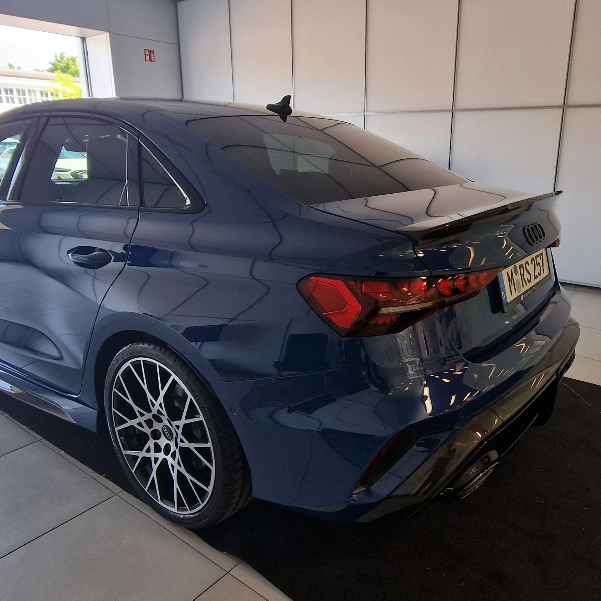 Audi RS3 Limousine 2025 in Blau von hinten mieten