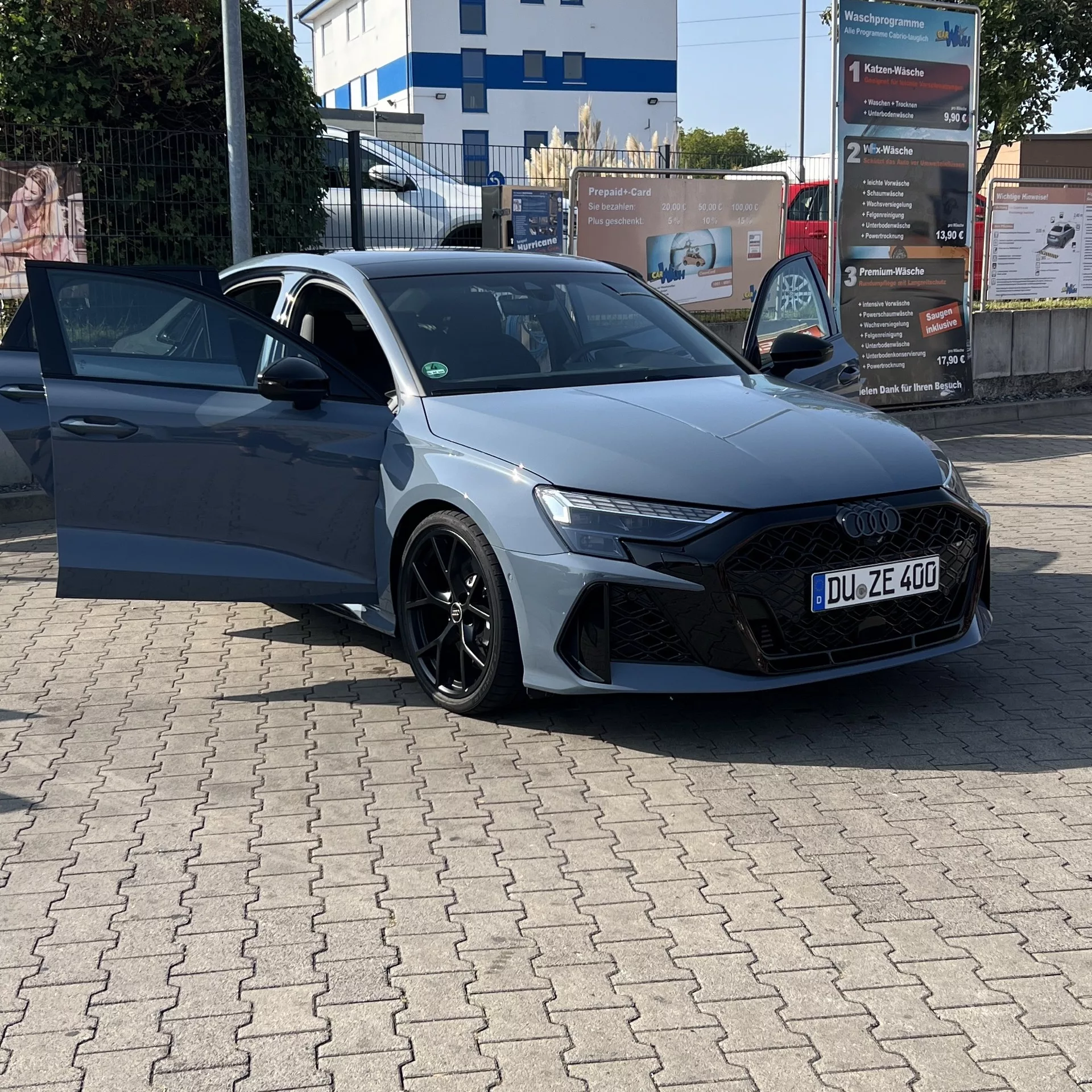 Audi RS3 Limosine 400PS in Grau mieten - Frontansicht mit geöffnetem Fahrerfenster