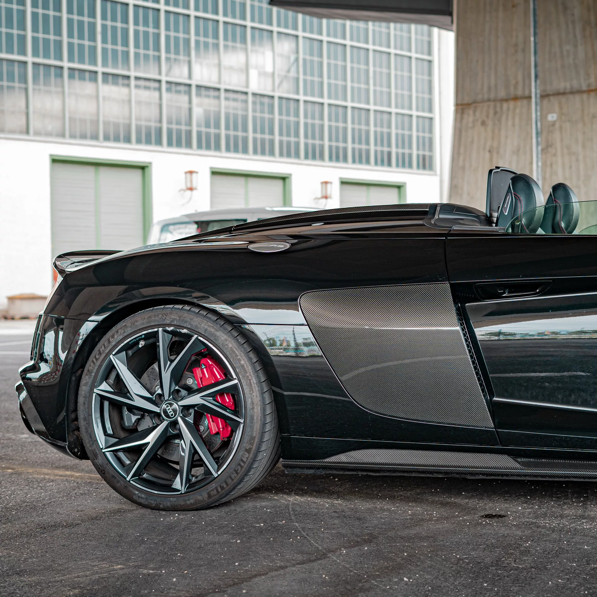 Audi R8 V10 Performance Spyder in Schwarz mieten - Seitenansicht mit Felge.