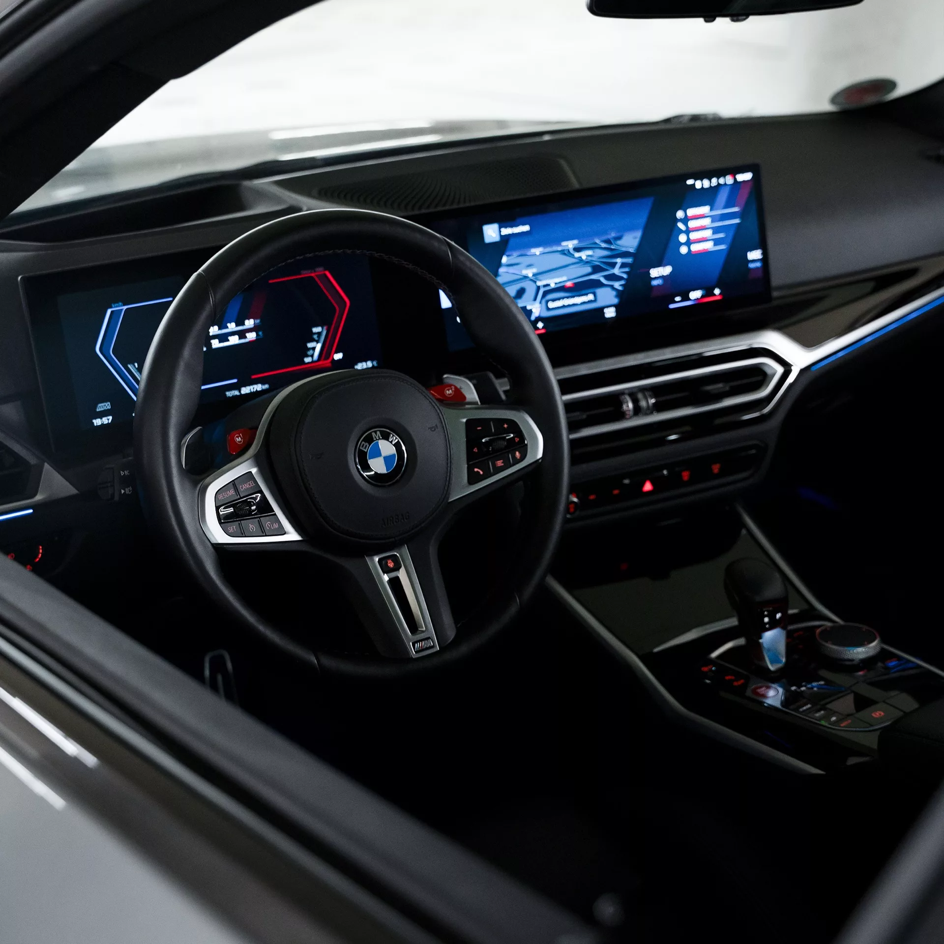 BMW M4 Comp Innenraum mit Cockpit und Lenkrad mieten