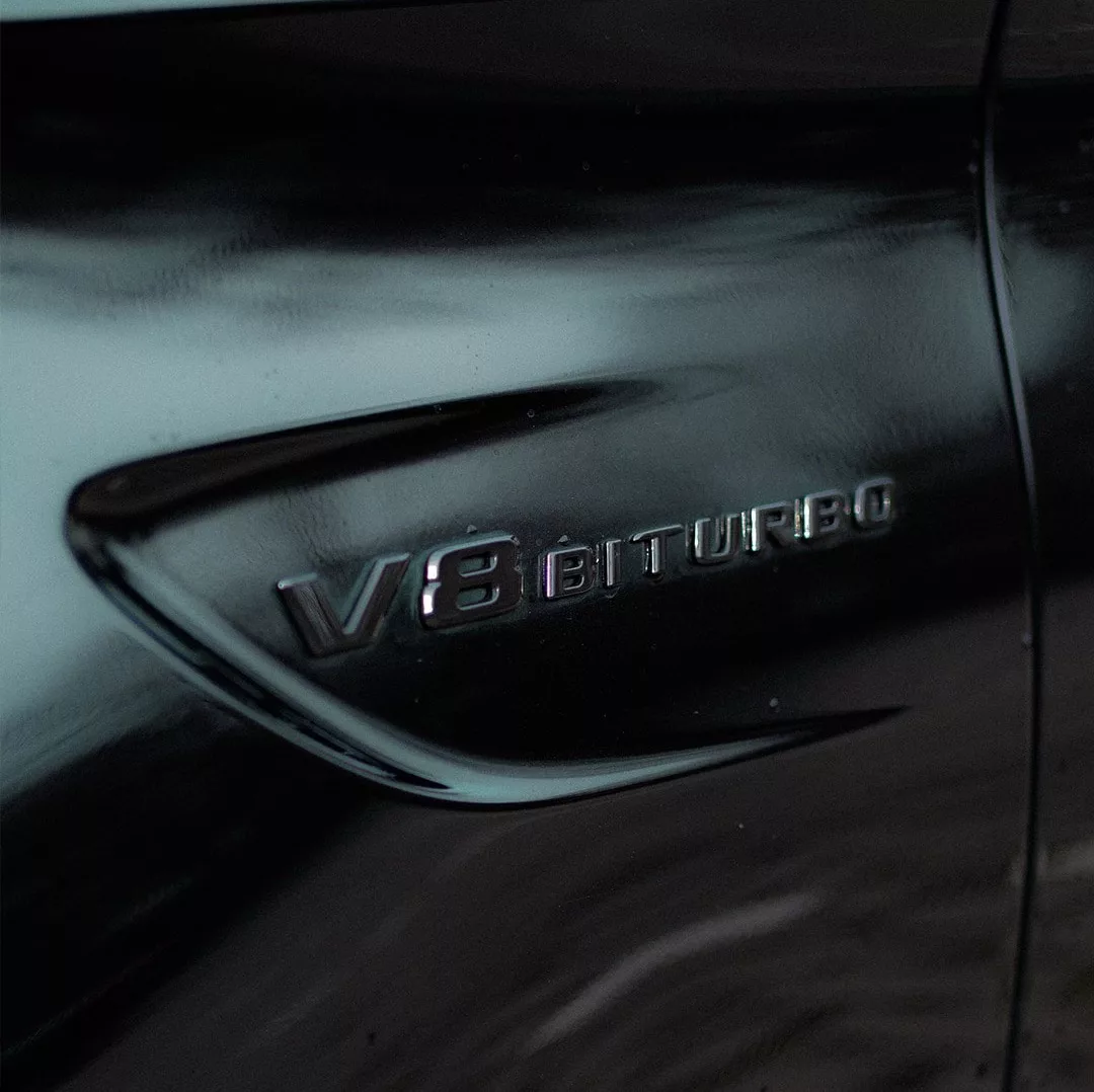 Mercedes C63 S AMG V8 Biturbo-Logo in Schwarz mieten.