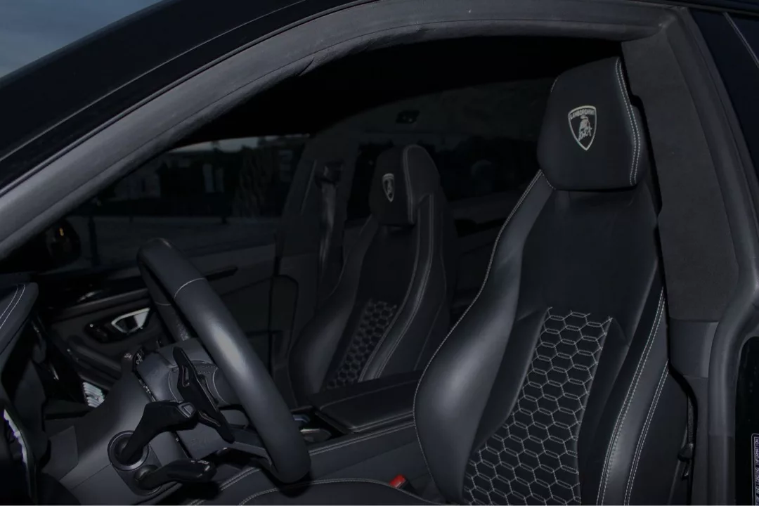 Lamborghini Urus V8 Innenraum mit Ledersitzen mieten