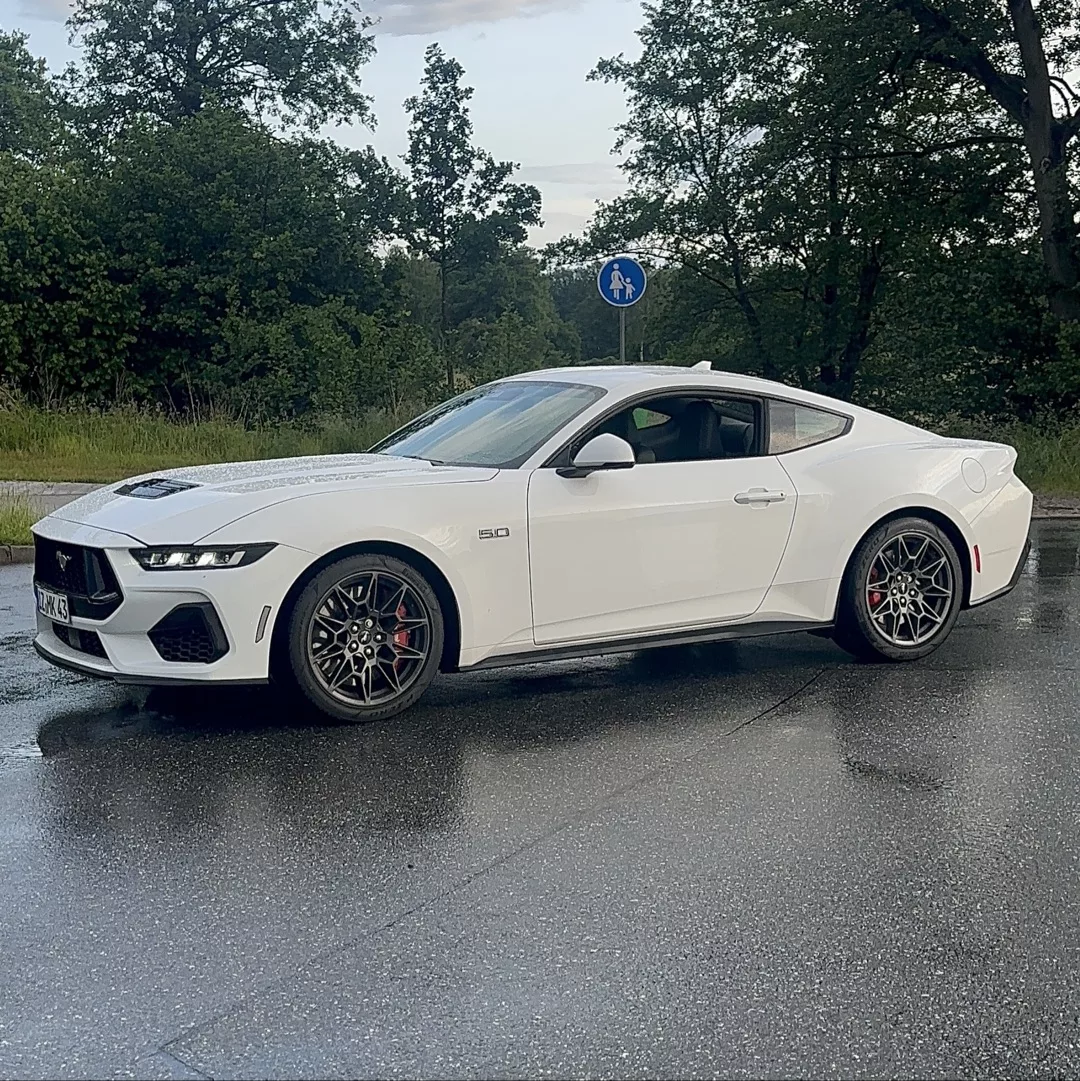 Ford Mustang GT V8 in Weiß von der Seite mieten