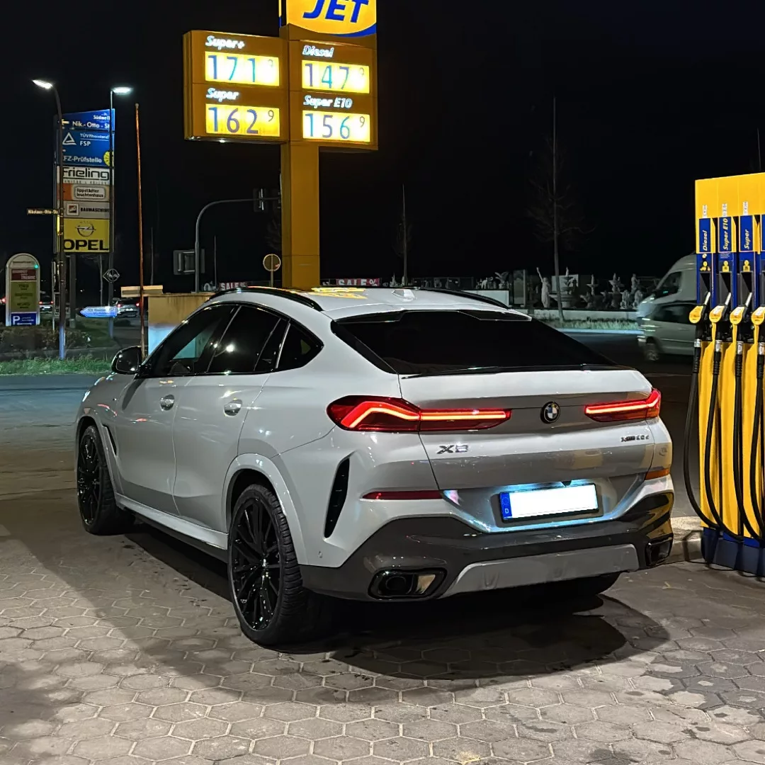 BMW X6 2025 in Grau an Tankstelle mieten