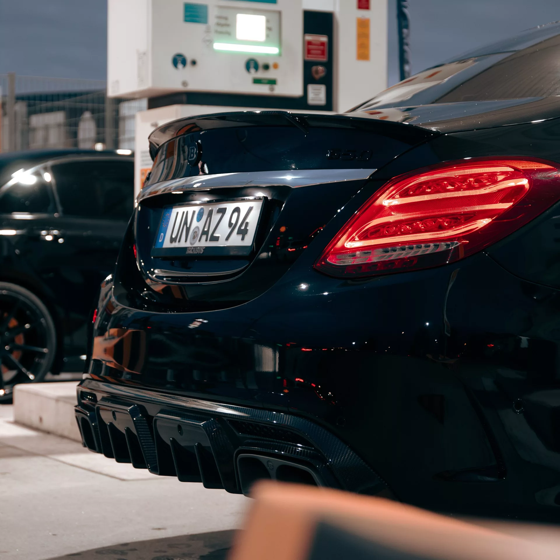 BRABUS B650 Heckansicht in Schwarz mieten.