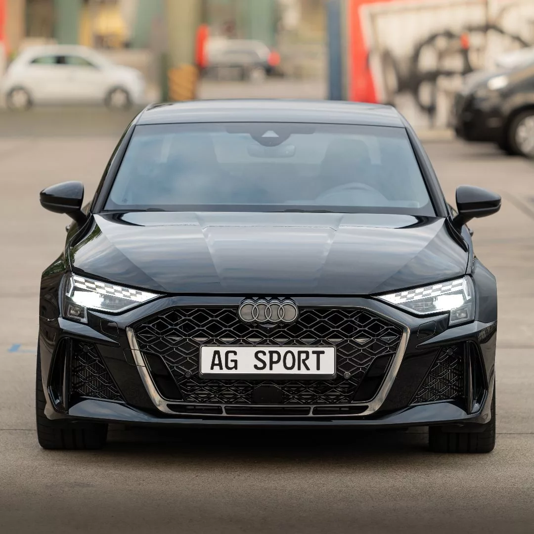 Audi RS3 2025 in Schwarz Frontansicht mieten