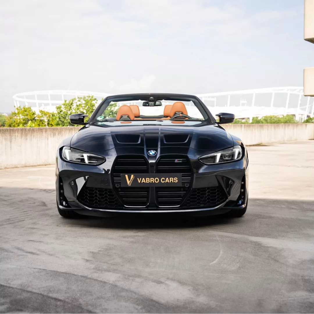BMW M4 Competition Cabrio LCI in Schwarz, Frontansicht, Ledersitze mieten.