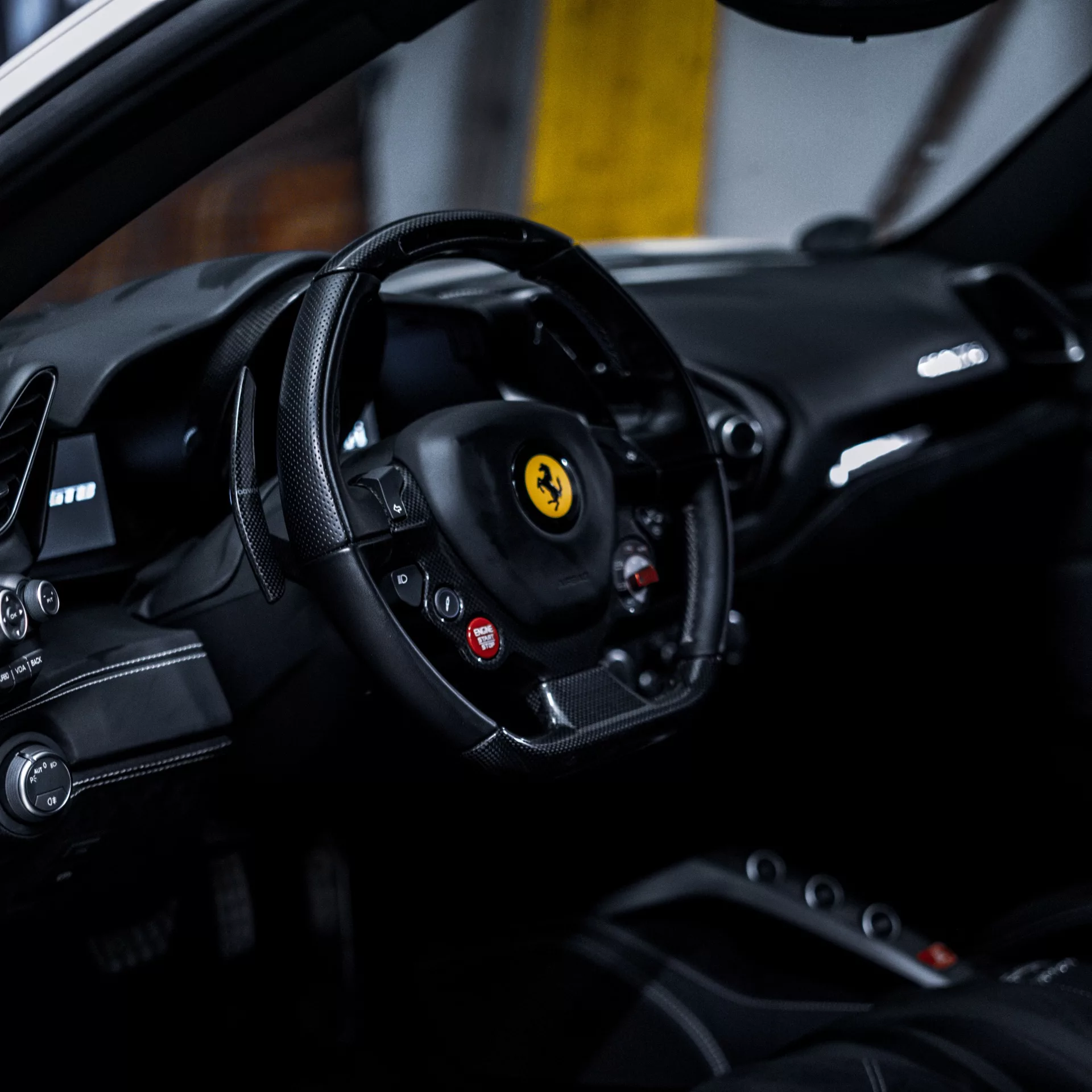 Ferrari 488 GTB Armaturenbrett und Lenkrad mieten.