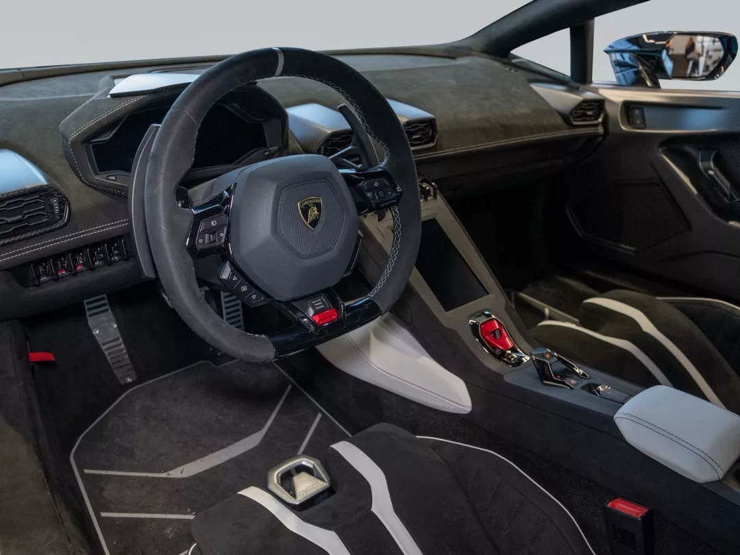 Lamborghini Huracan STO Cockpit mit Alcantara-Ausstattung mieten.