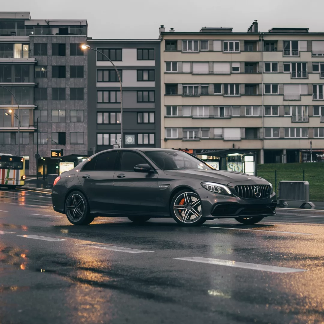 Mercedes C63s AMG in Grau bei Regen mieten.