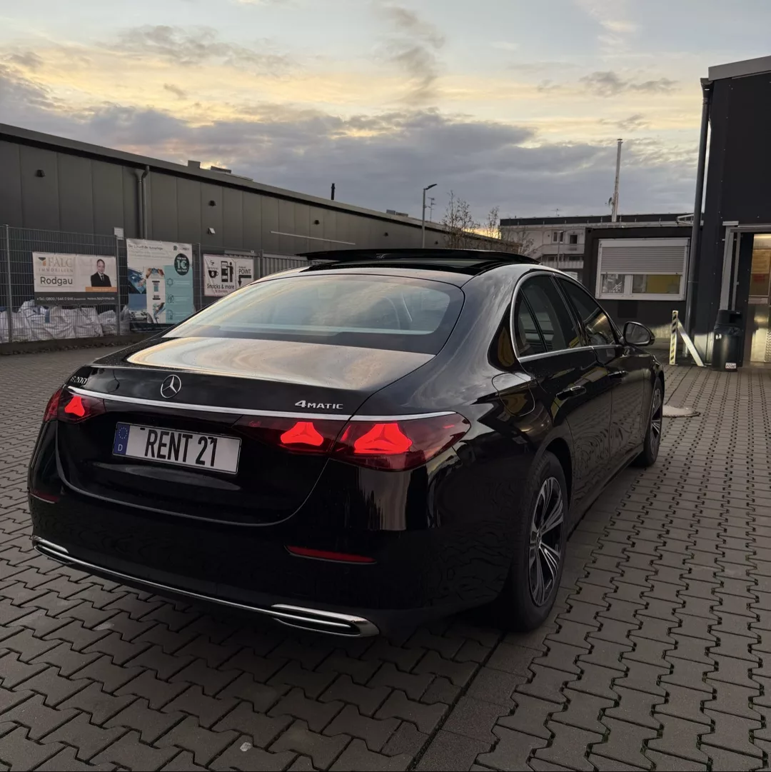 Mercedes-Benz E200 4MATIC in Schwarz von hinten mieten